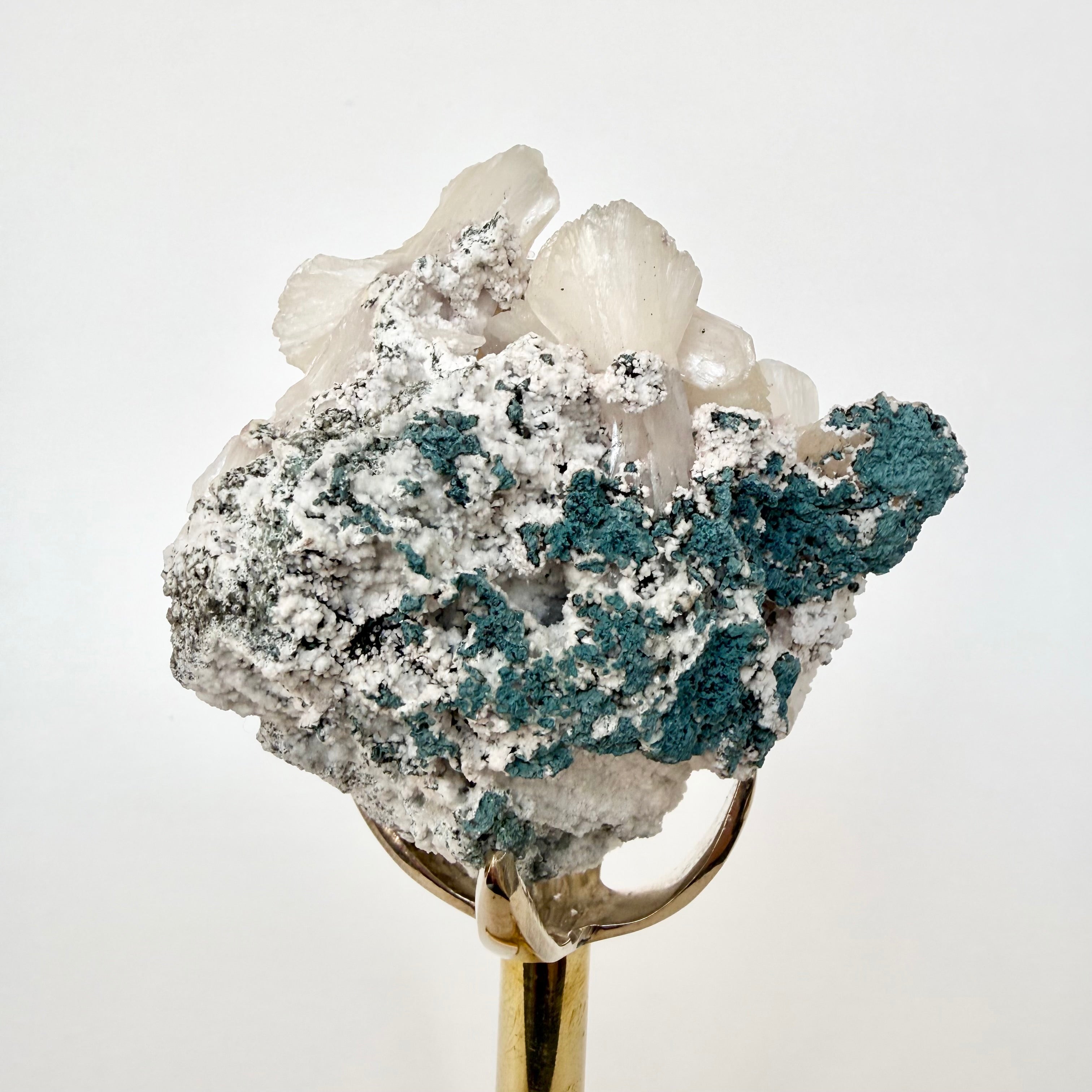 Apophyllite/Stilbite + Brass Claw Stand